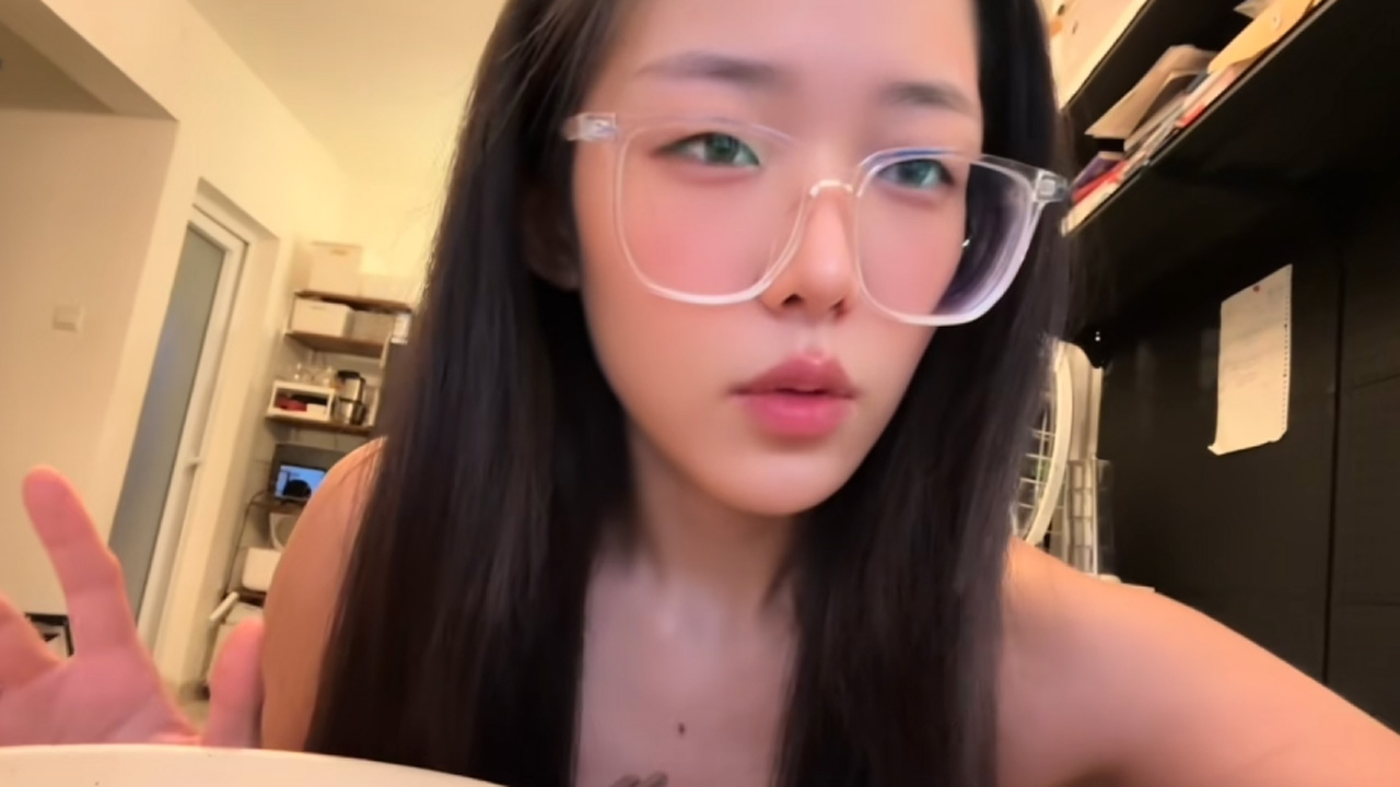 抖音反差母狗网红 江栩麒 反差眼镜妹大尺度私密视频流出