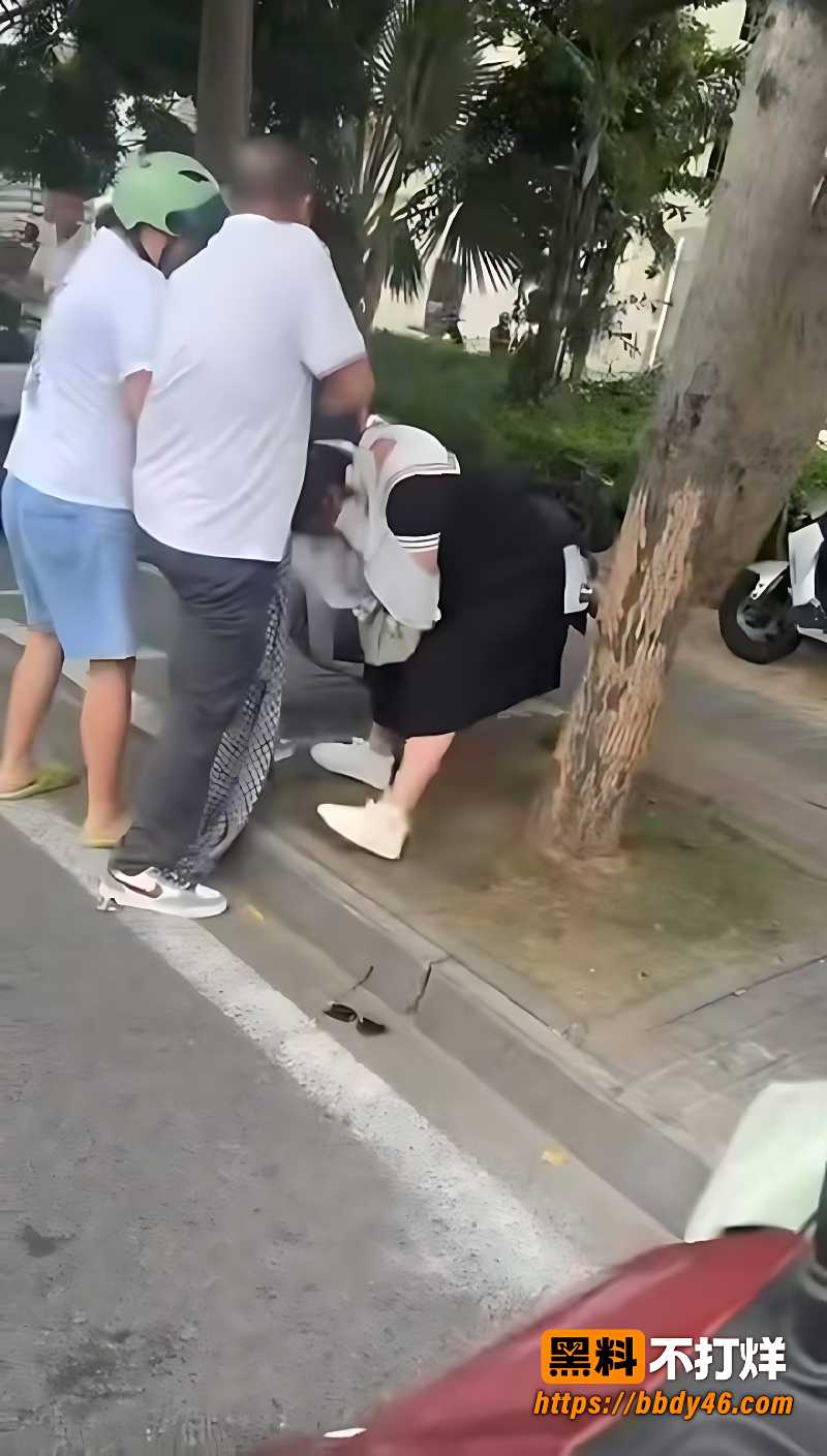 原配当街撕渣男和小三3
