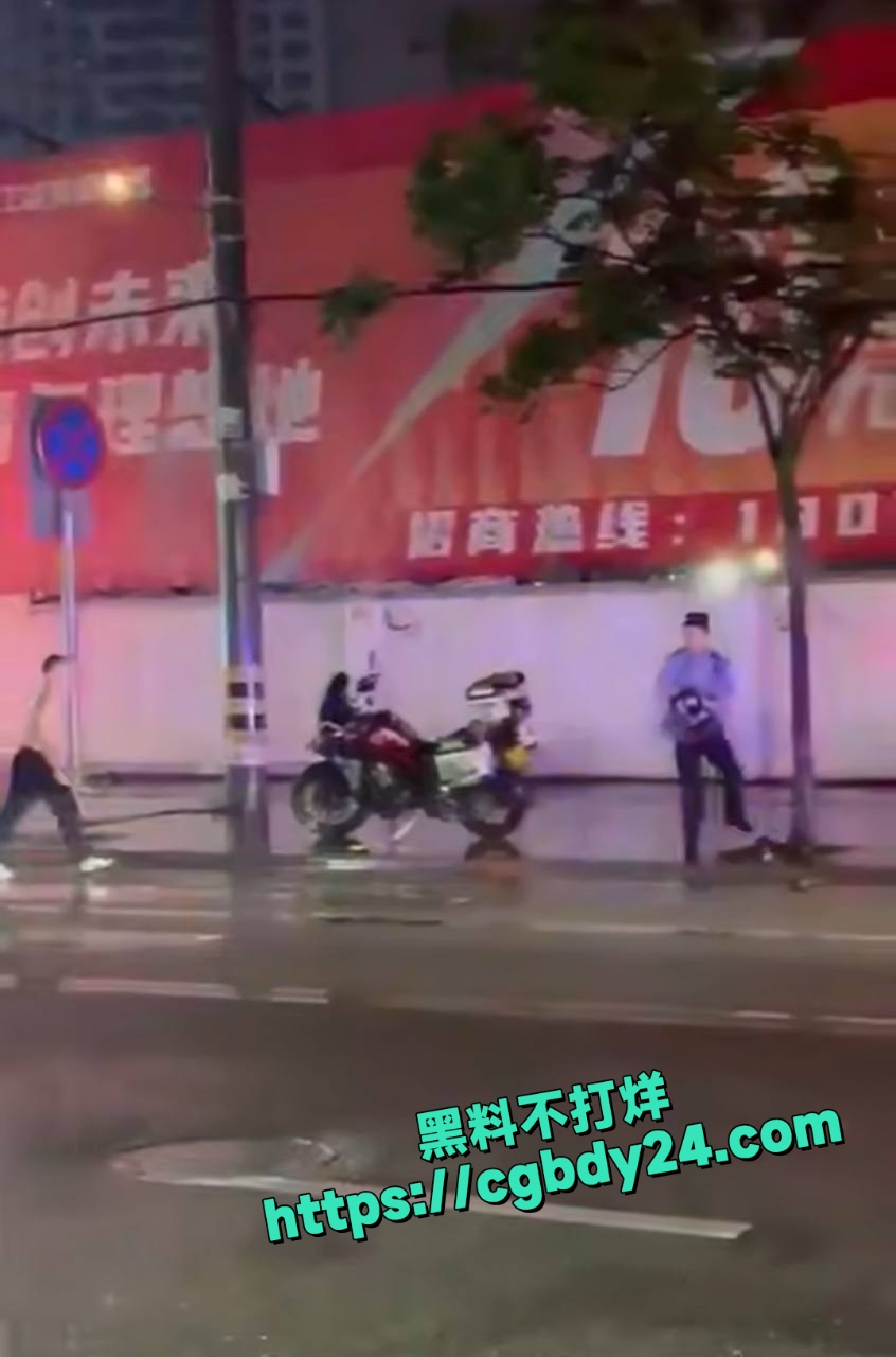 昨晚广西柳州男子当街持刀砍5