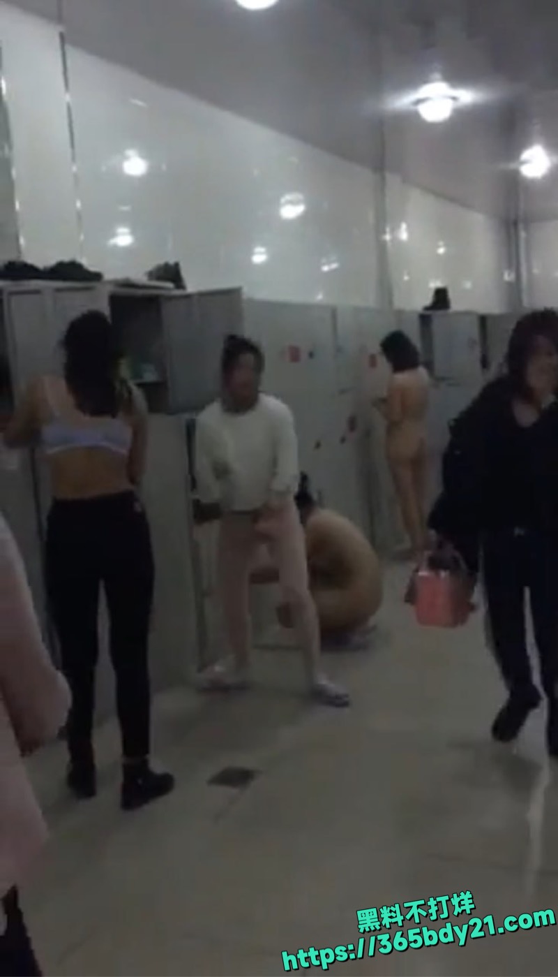 江苏林丽华偷拍澡堂 4