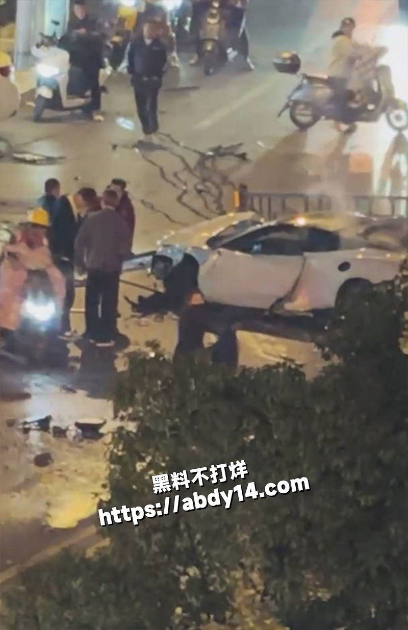 江西九江迈凯伦深夜飙车翻车