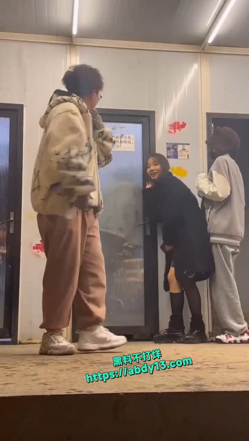 山东烤肉店一情侣在厕所偷情 4