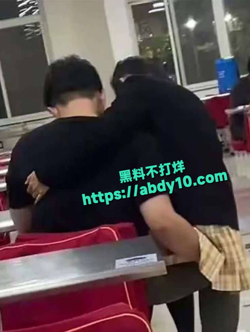 广东某学校食堂情侣当众口交1