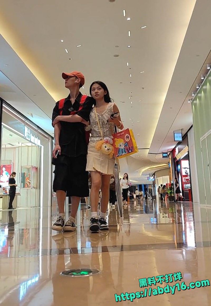 商场抄底偷拍黄色超短裙美女 3
