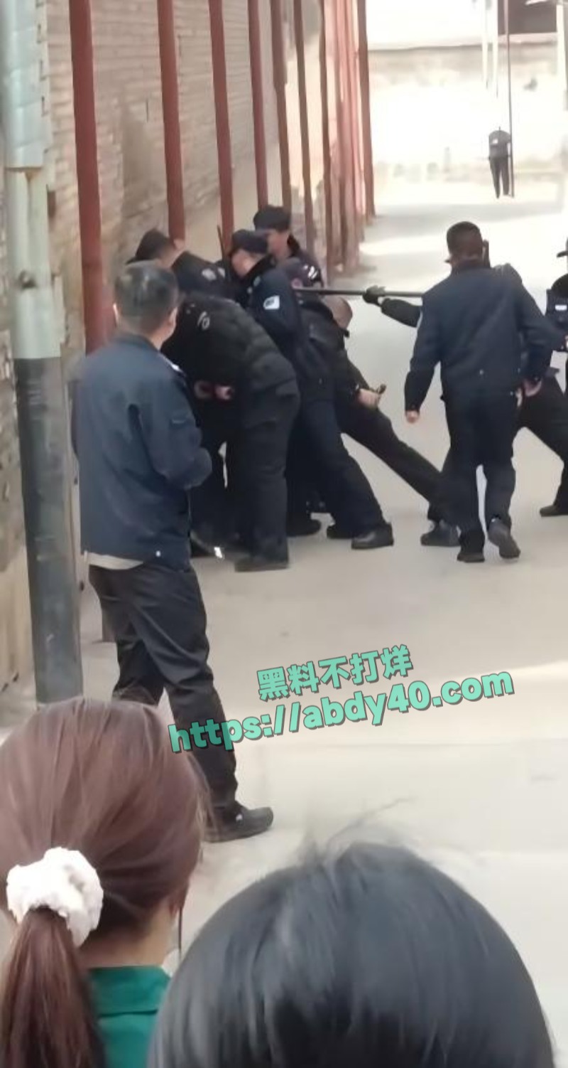 河北持刀歹徒威胁被制服现场1