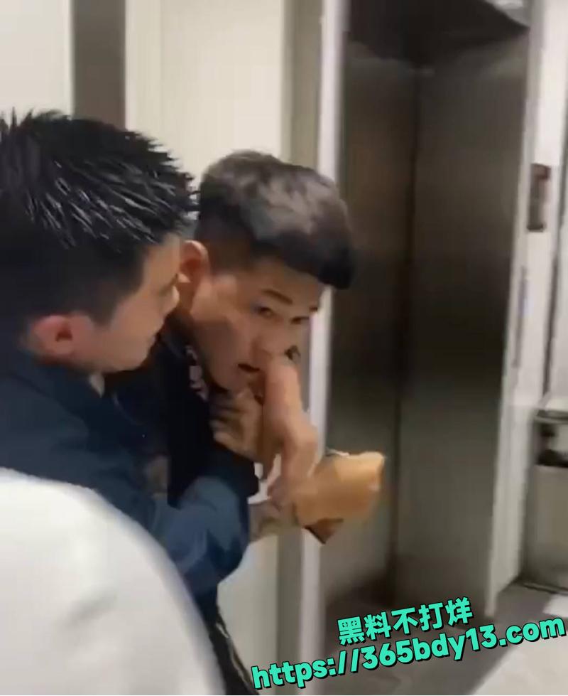 快手网红大毅电梯暴力事件 1.