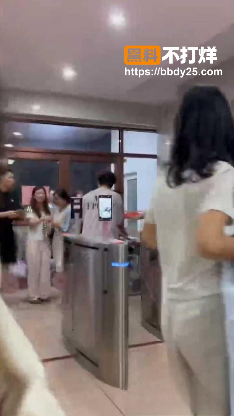 沧州师范学院一女生被爆脚踏两只船