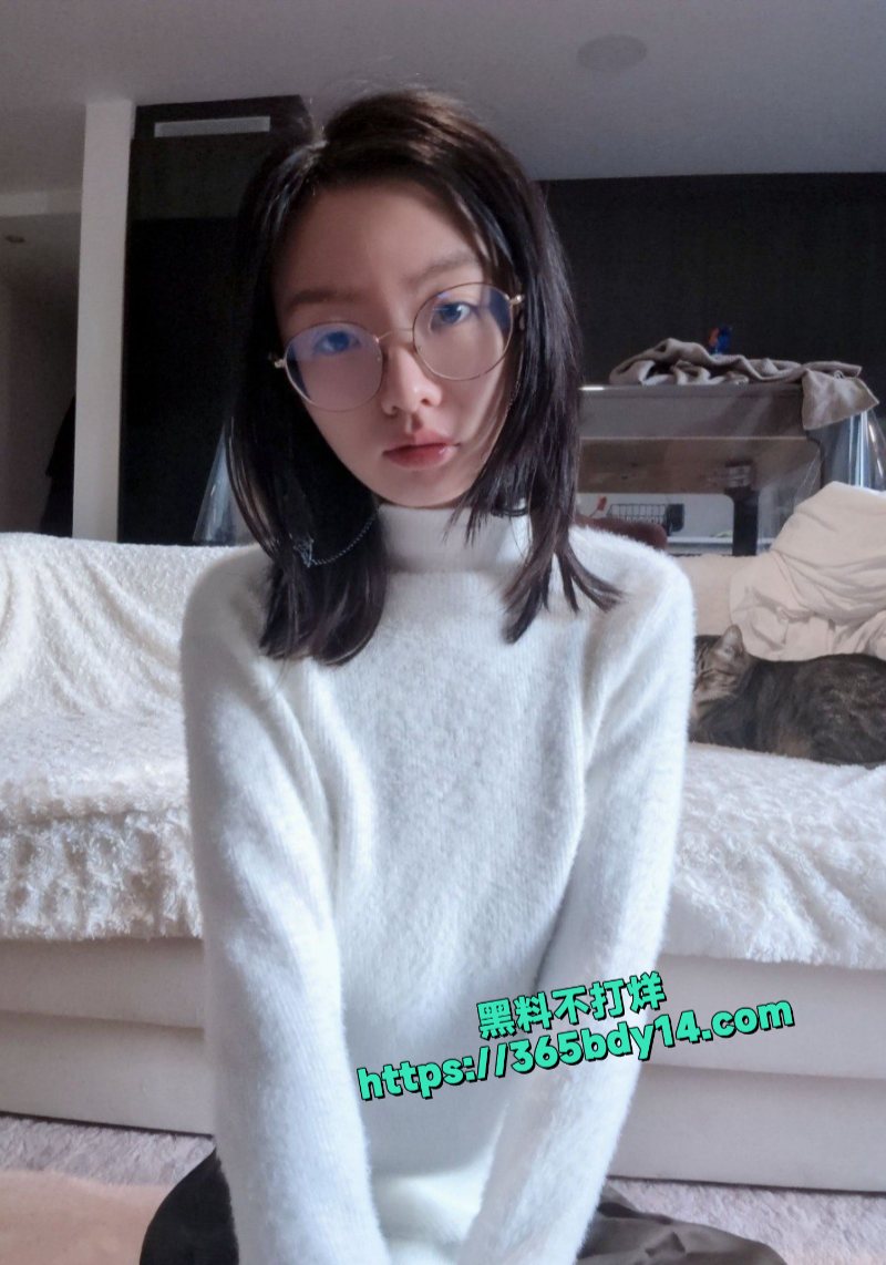 高中生眼镜少女在家中自拍扣逼喷水视频1