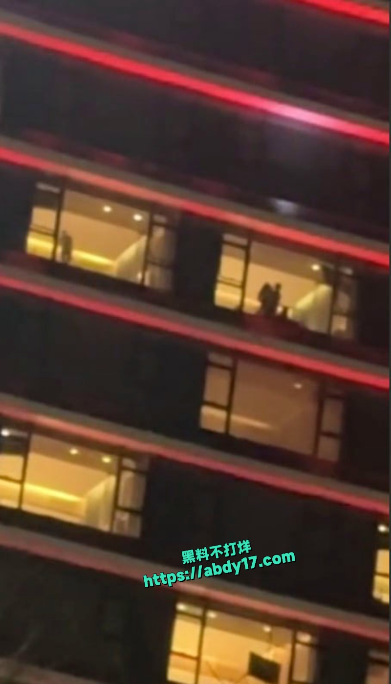 路人偷拍酒店落地窗精彩性爱画面 2
