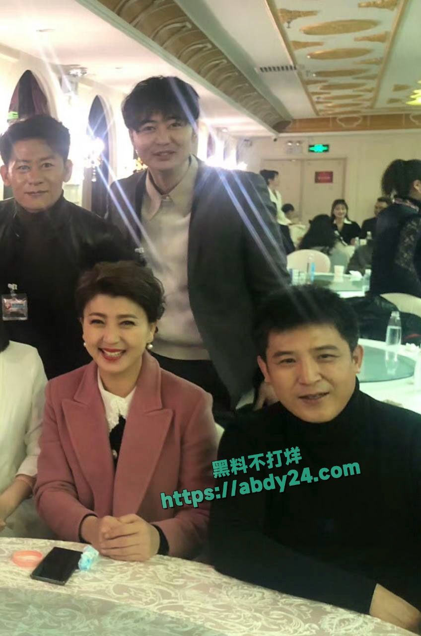 演员闫学晶哭穷事件持续发酵 35
