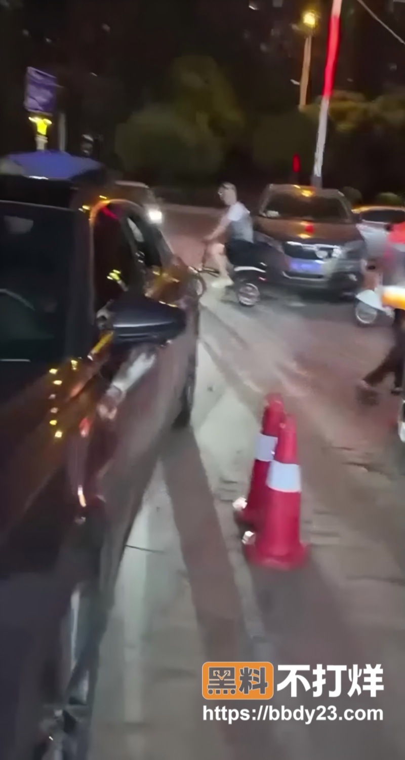 邵阳原配抓小三白色裙子街头抓小三6