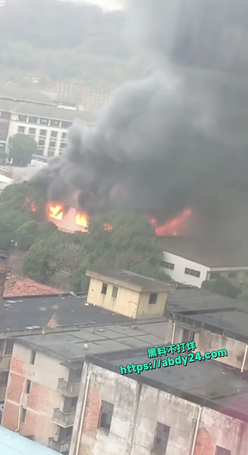 上礼泉家电仓库货物着火4