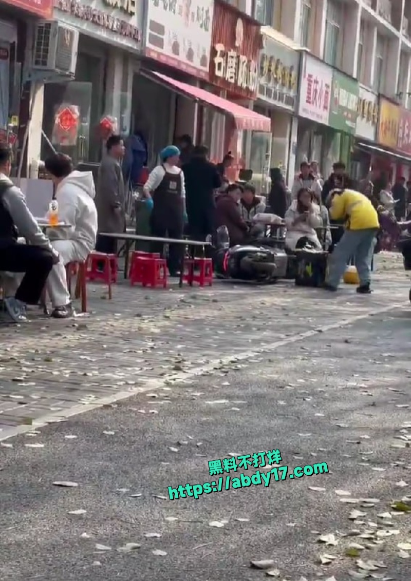 美团小哥与商家发生争执被商家暴打 3