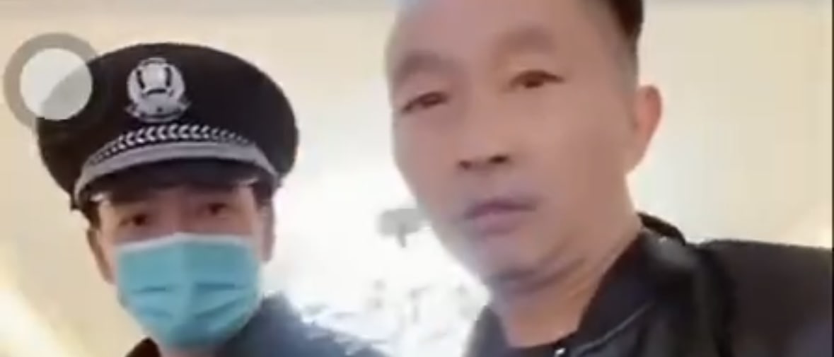 河南南阳市镇平县 抖主齐红亚聊骚被女子报警直播中被带走