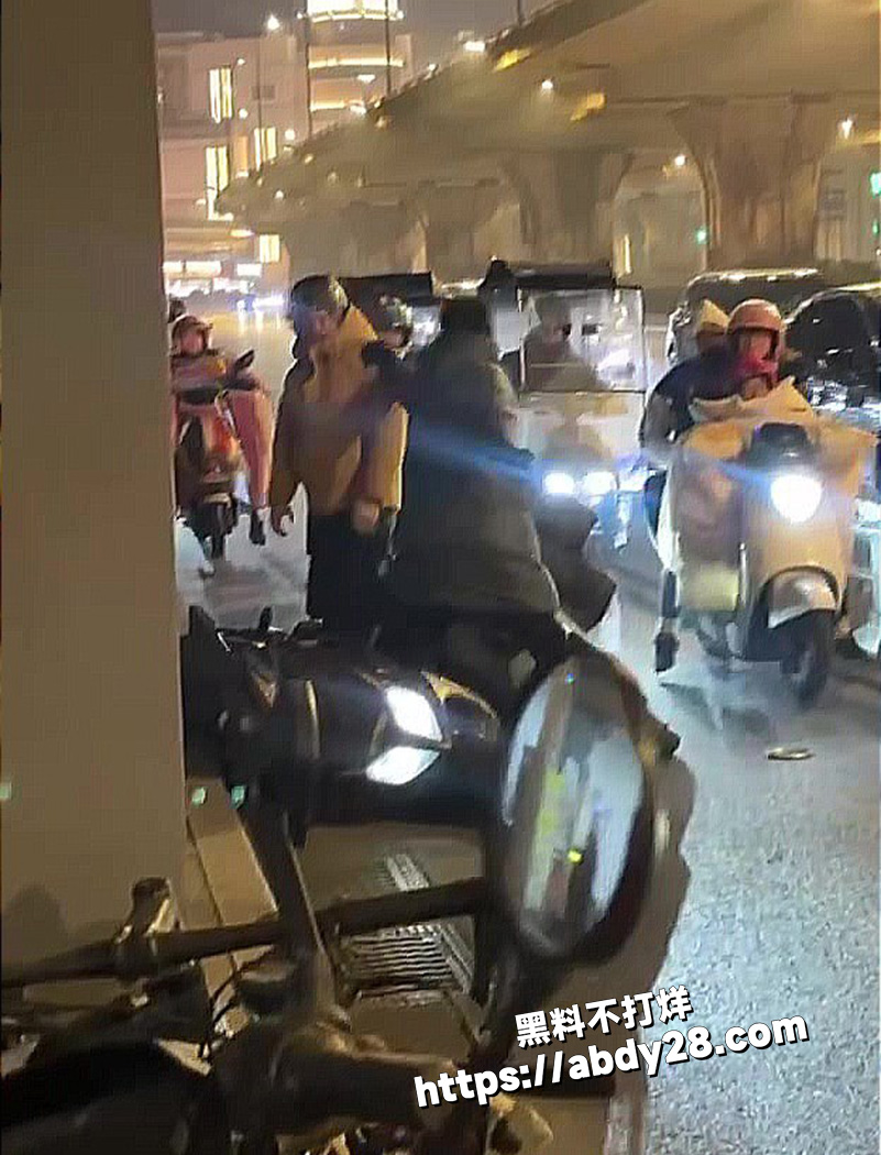 成都武侯双楠伊藤两人撞车现场