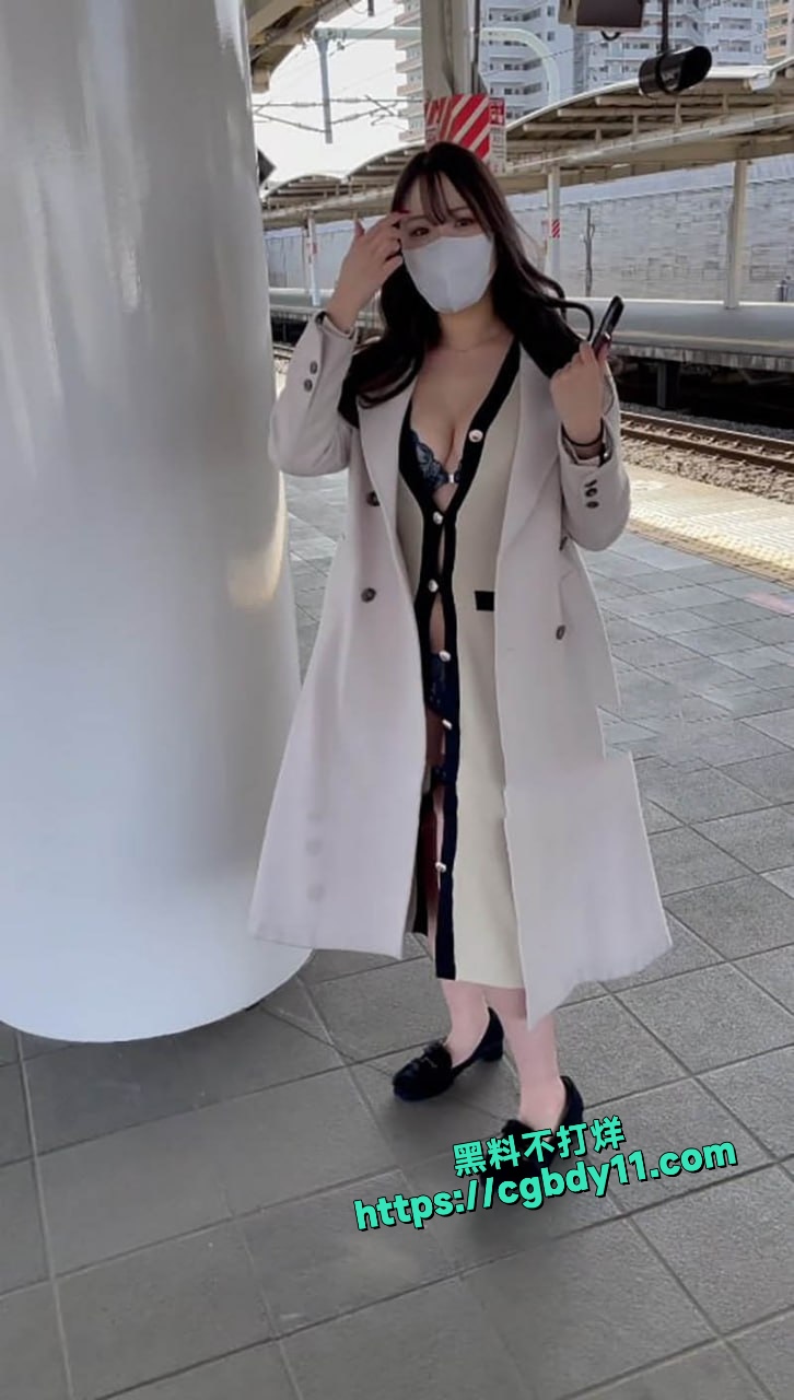 气质出众的少妇竟然当众在公众场所里露出拍摄4.jpg