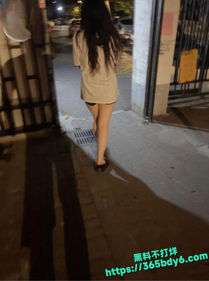 海角社区少妇邻居阳台被狂操6