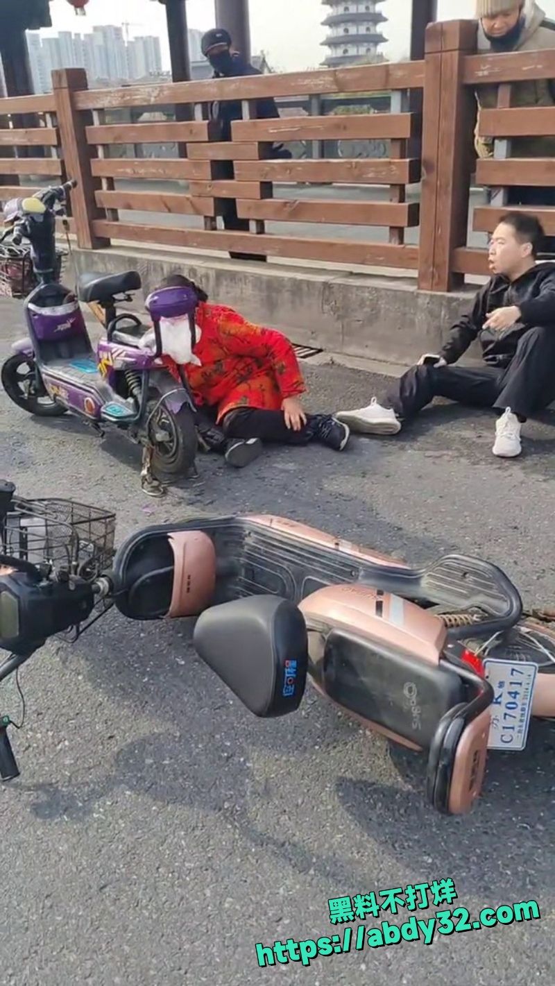 年轻男子追尾老人起争执4
