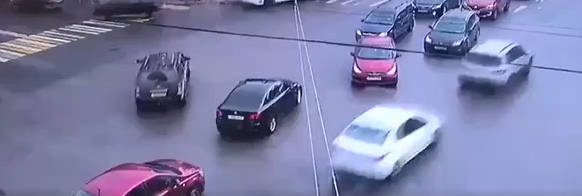 超跑飞速撞飞小车 对向车直接撞左转车辆 真实交通事故太惊险