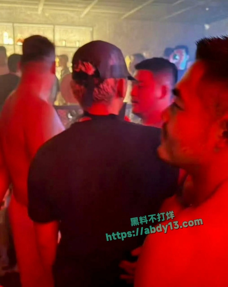 韩国影帝刘亚仁现身上海男同酒吧 35