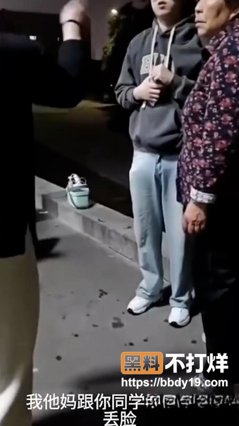 某大学男学生男扮女装勇闯女浴室2