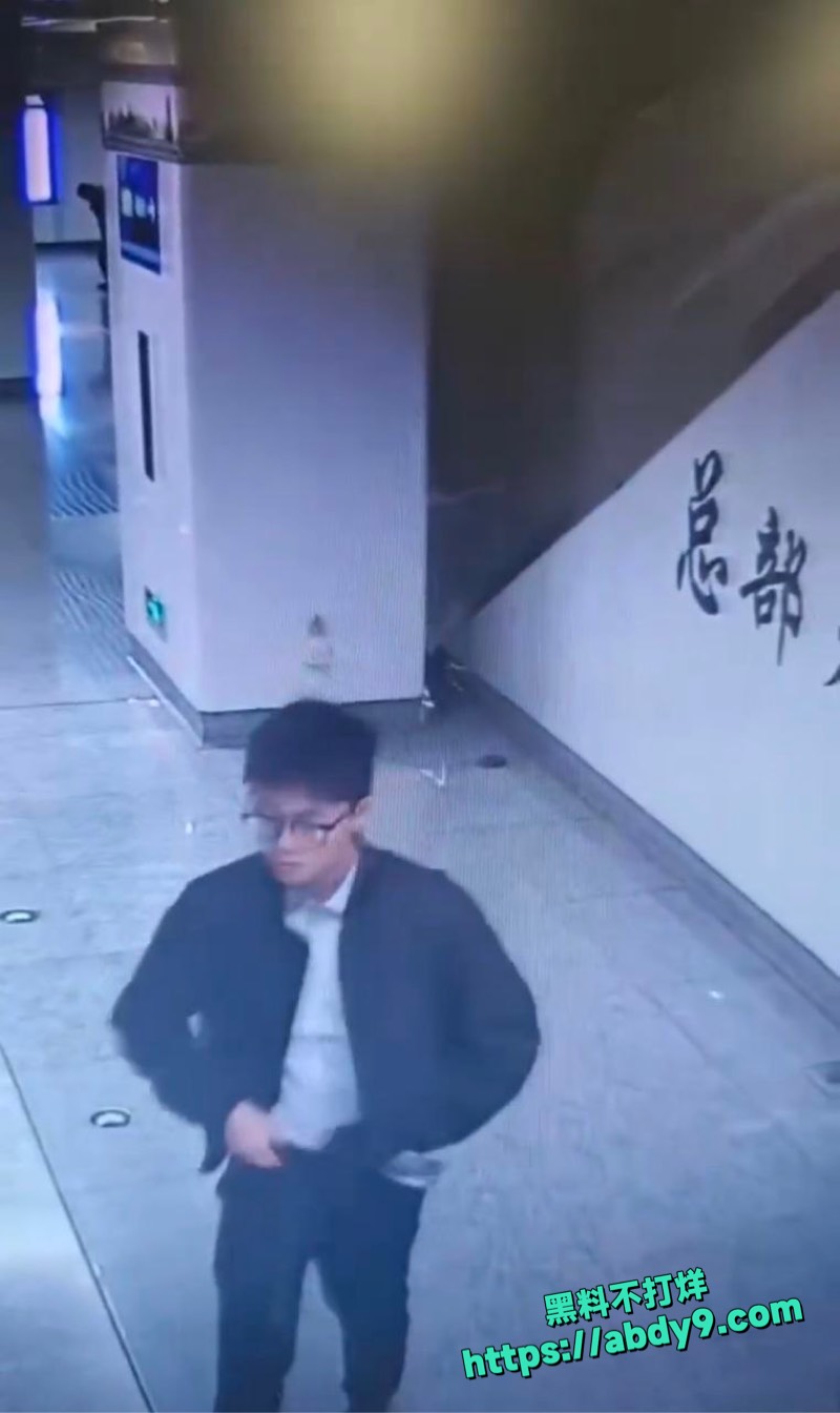 南宁总部基地地铁男子随地大小便 8