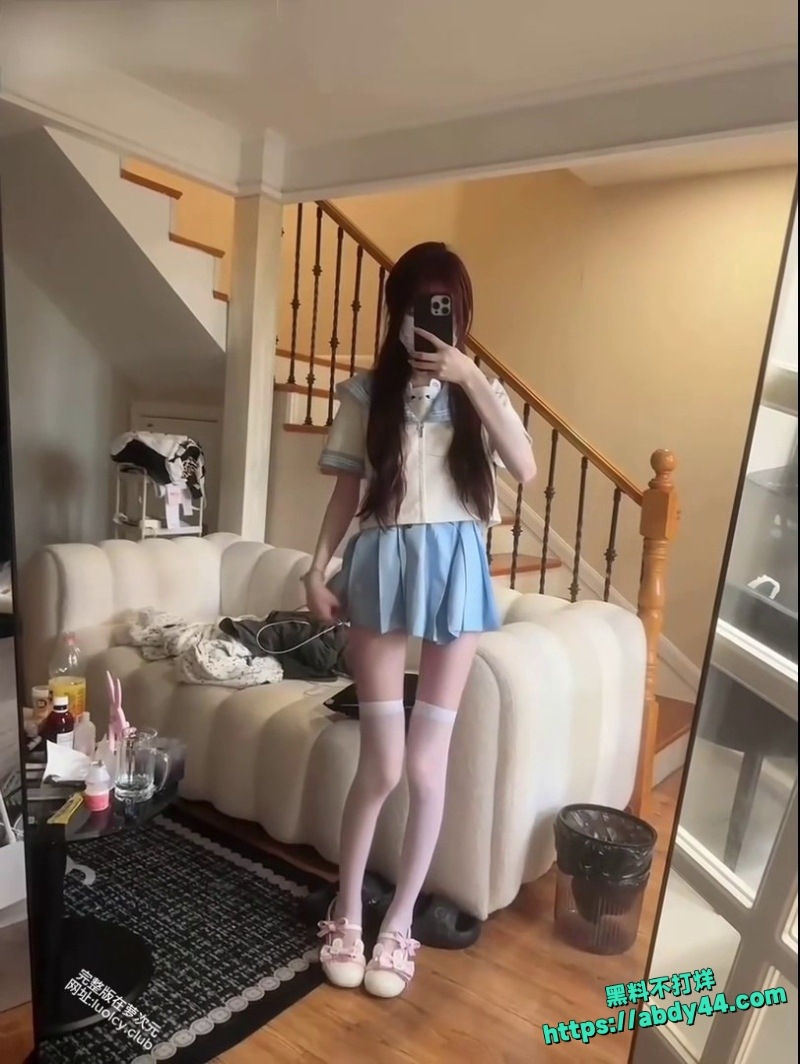 沐沐baby 穿JK制服黑丝白丝自慰挑逗全程2