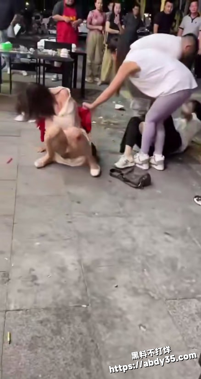 三亚夜市街头两女子薅头发疯狂打架5
