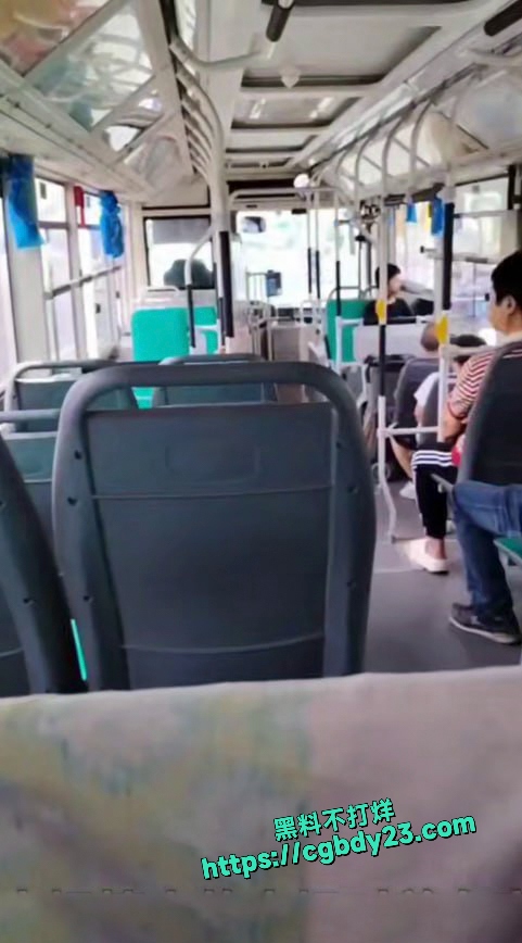 公交车上玩偶出大奶子对着窗户外面给路人看1