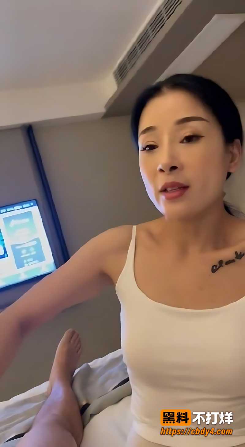 妹子跨坐玩脚趾拿脚蹭肉棒7