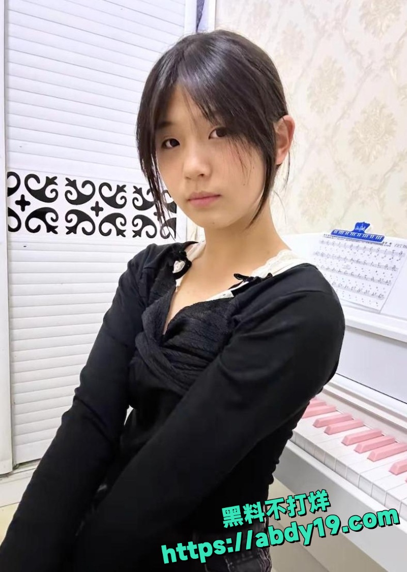 女大学生给金主口交视频 4