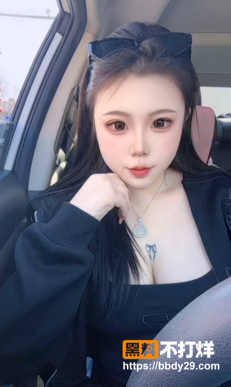 沈阳小摇子宋倩倩拿拖鞋打自己亲老妹的逼1