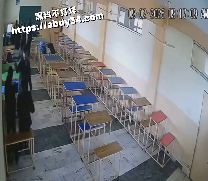 印度一男大学生跟女同学.jpg6