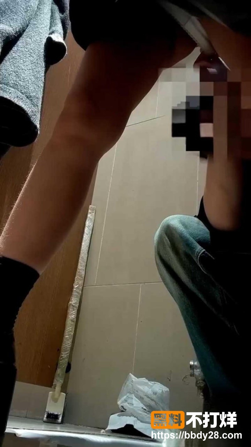 制服妹厕所玩跳蛋1