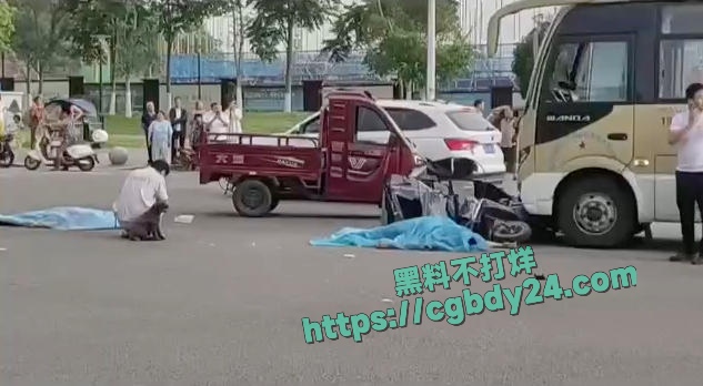 梁平品子小学门口中巴车与电动车相撞9