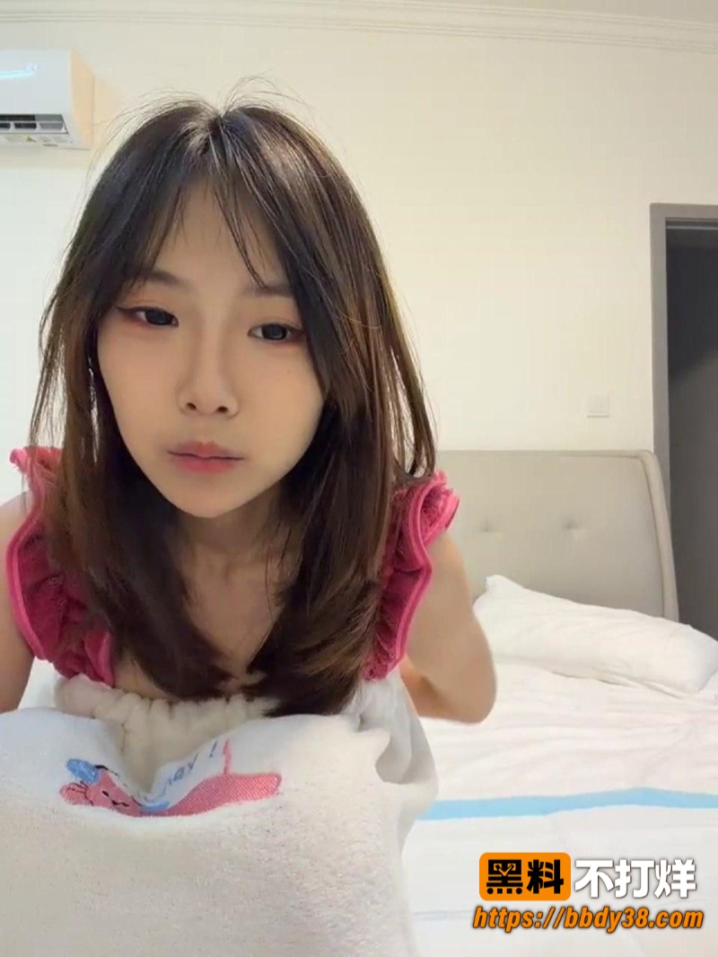 精神小妹yang818四个嫩妹组团下海直播3