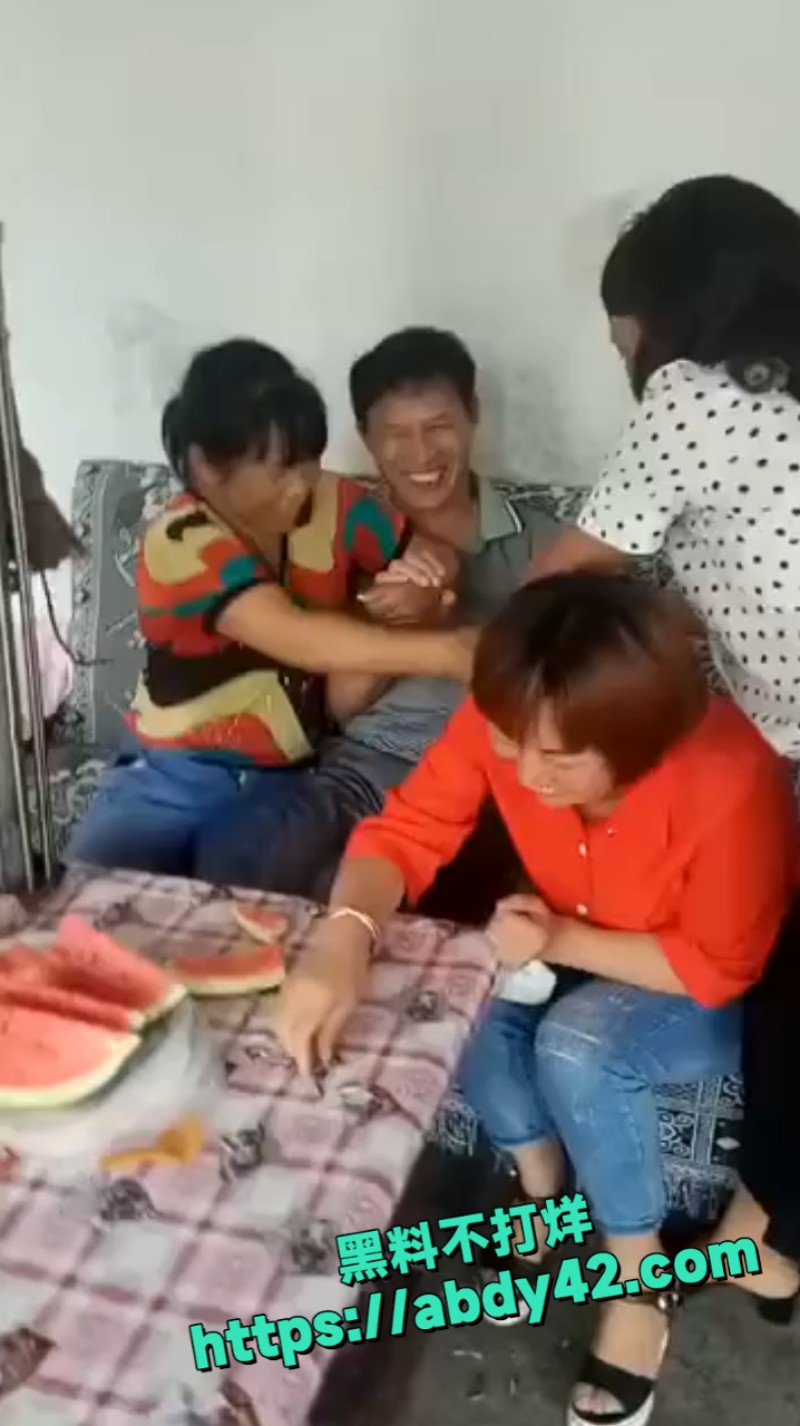 大妈去脱大爷的裤子 10