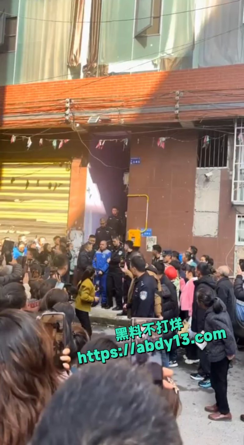 民警押送男子指认现场