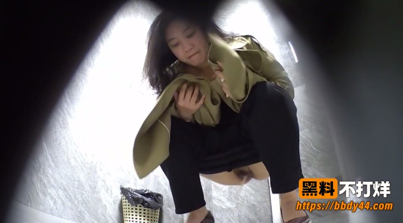 女厕所全景低角度偷拍 9
