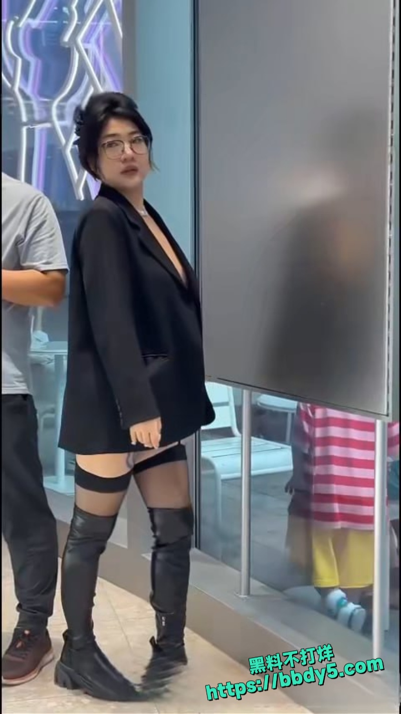 顶级反差婊 商场全裸吃面2