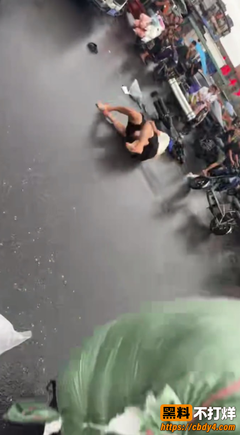 两男子雨天街头打架事件 1