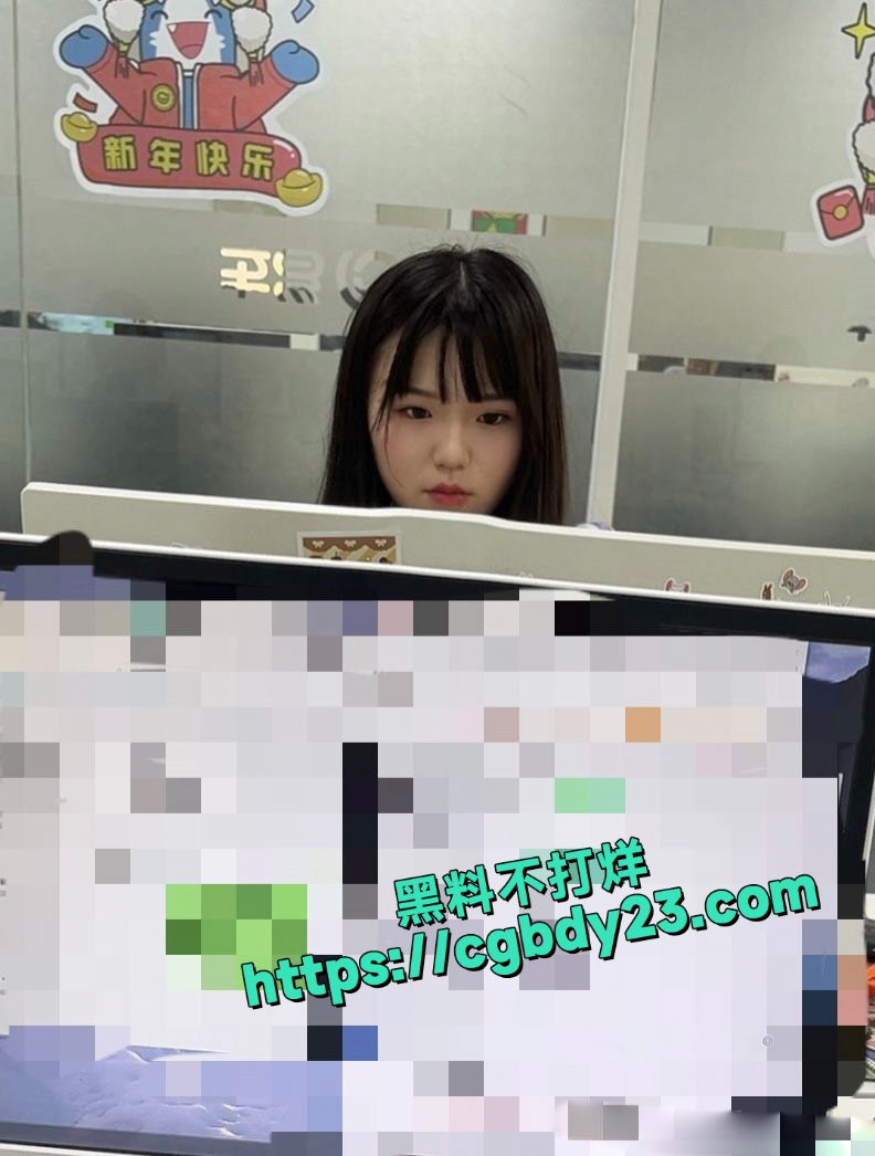 桌下偷拍女同事走光 还潜入她家偷拍内裤1