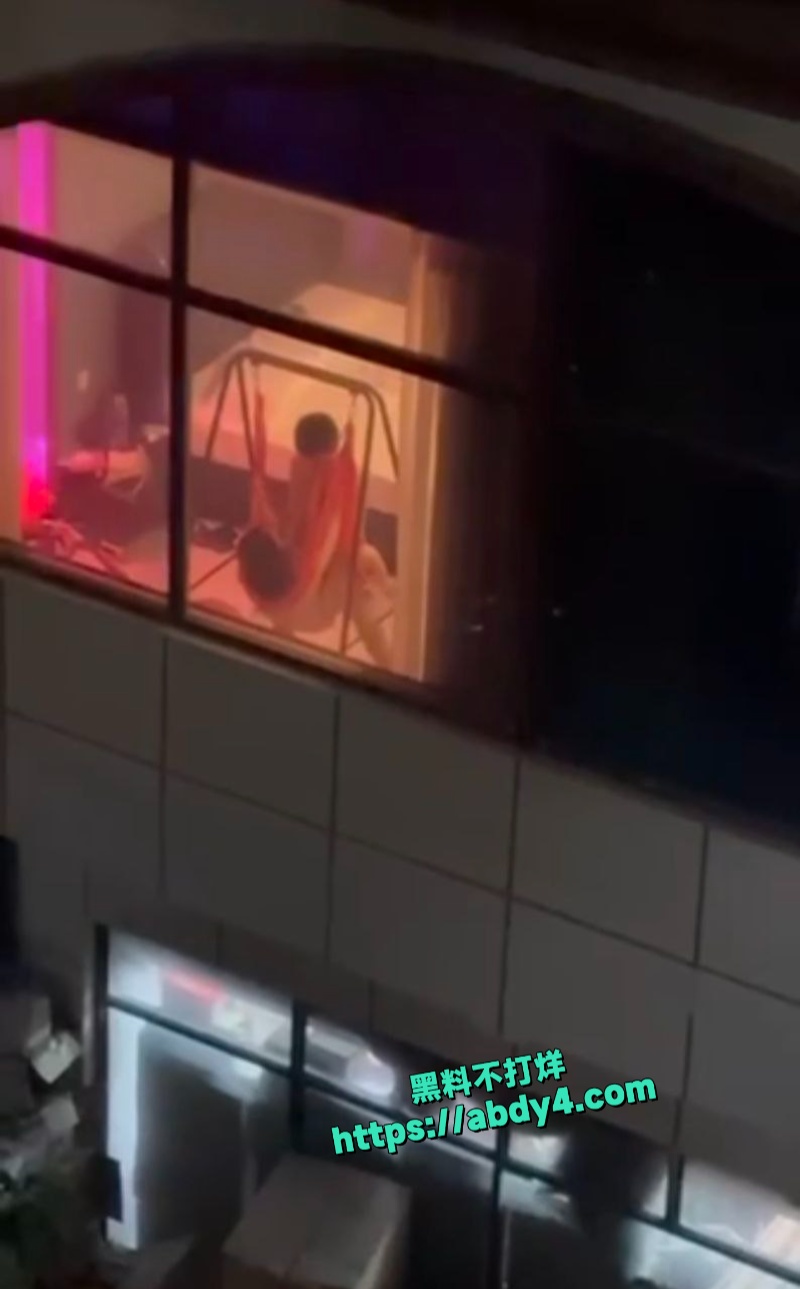 对楼邻居在落地窗摇篮上疯狂做爱 7
