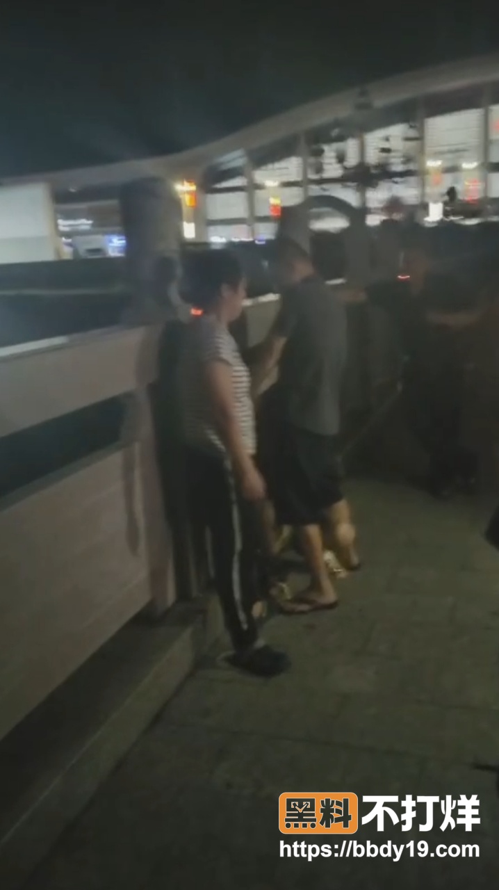 老头带小三公园约会7