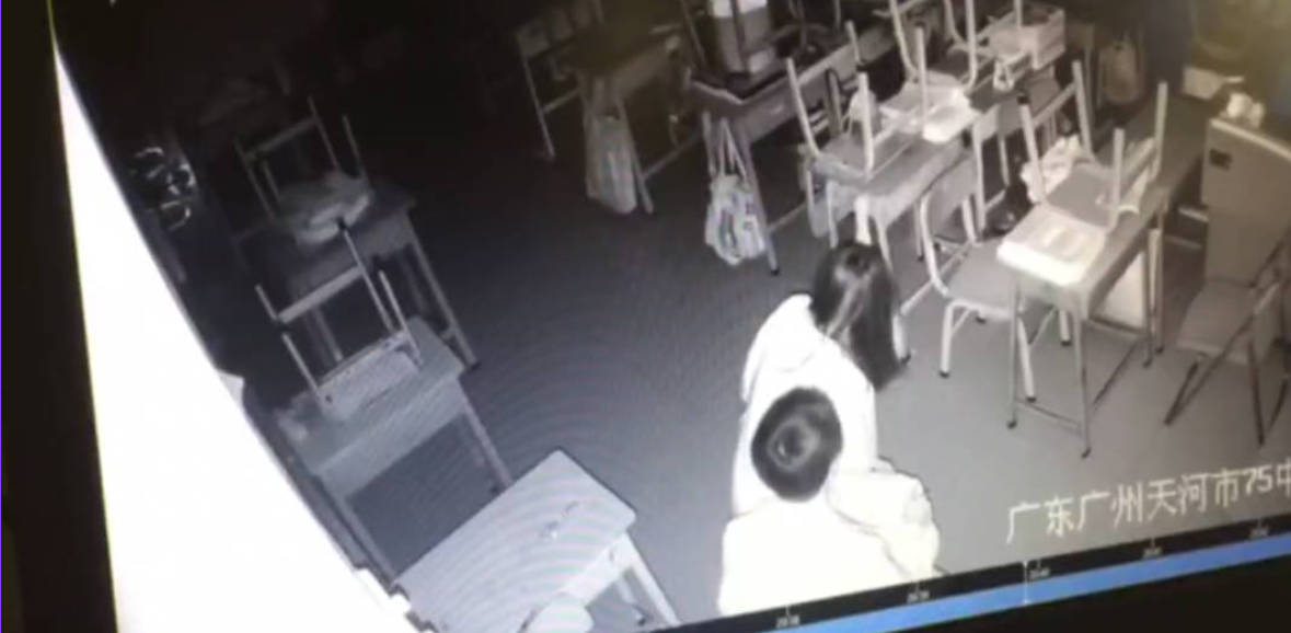 广州天河75中学 学生情侣深夜教室啪啪~却没发现早有人在教室打王者!