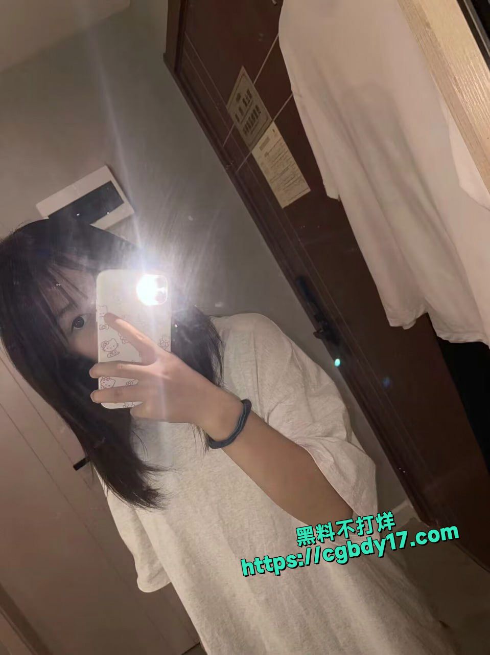 裸贷妹子蒋欣 微借款定制视频口叼内裤摆拍自慰抠出血15