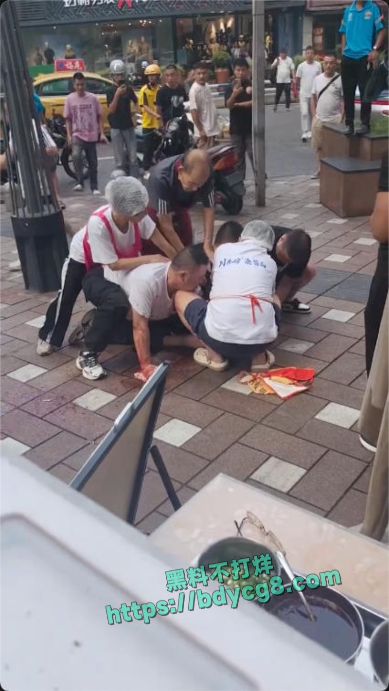 重庆两家面馆老板为了抢客拿刀砍人5