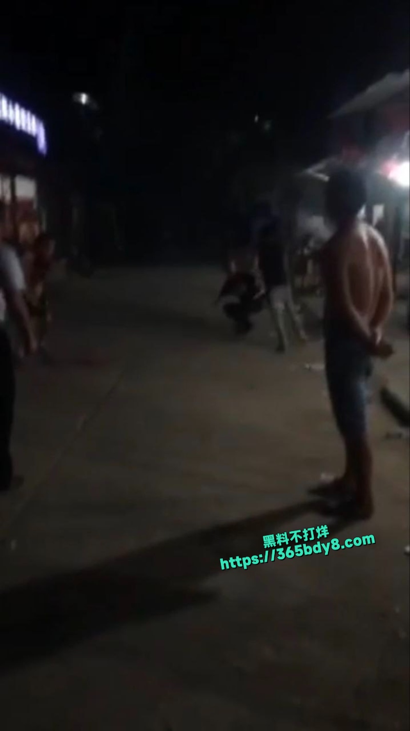 江西樟树多名男子发生争吵后持刀斗殴4