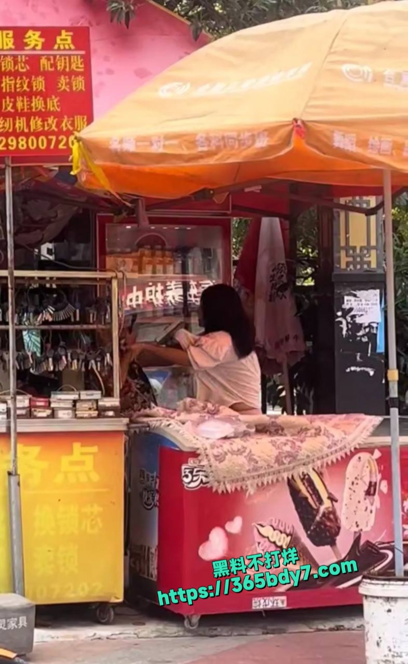 男的出轨原配打小三4