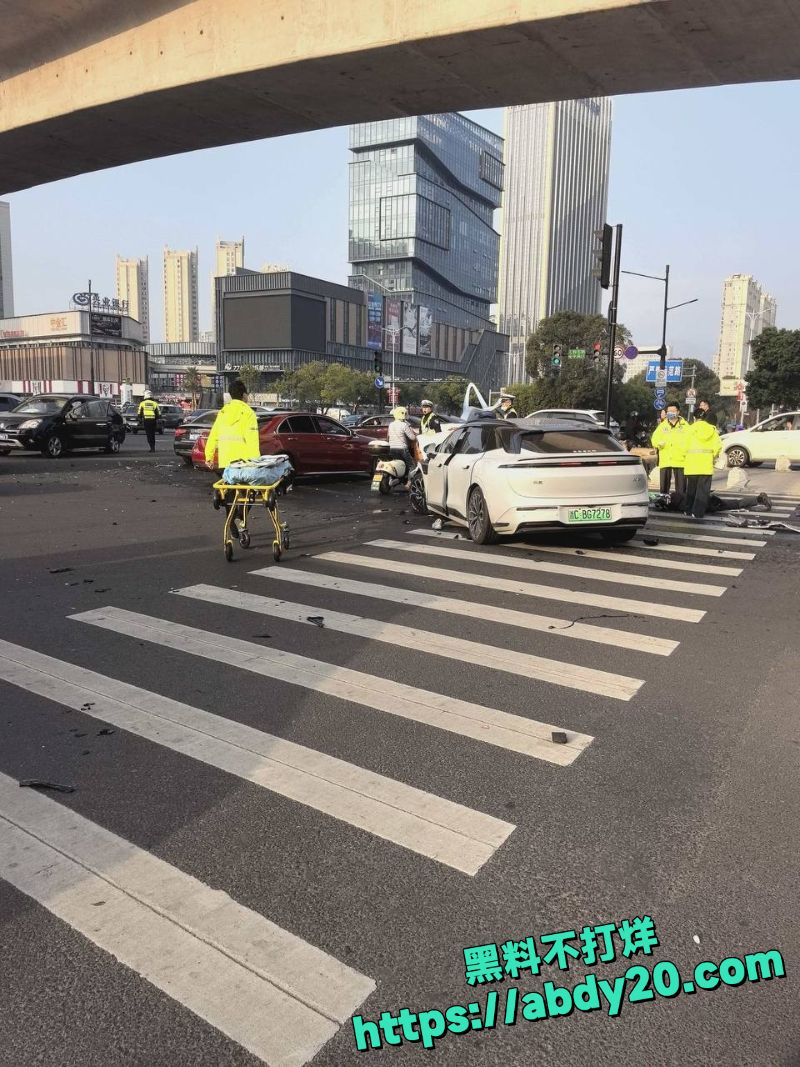 中金汇路口极氪闯红灯撞车6